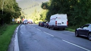 Pri Donovaloch sa zrazila motorka s autom, žena prešla do protismeru