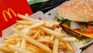 Prvotriednemu šéfkuchárovi sa podarilo nemožné: Z obyčajného hamburgera pripravil gurmánske jedlo