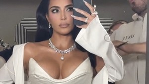 Kim Kardashian už zháňa svadobné šaty: Pristihli ju pri výbere s budúcim ženíchom?