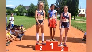 Dievča, ktoré vyhralo v balerínkach stále behá. Teraz už v botaskách a vyhráva