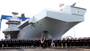 Alžbeta II. pokrstila lietadlovú loď, nezmestí sa do prístavu