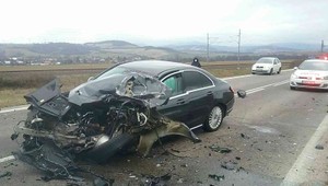 Dopravná nehoda v Beckove. Minimálne jedna osoba sa zranila a museli uzavrieť cestu