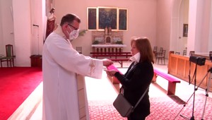 Kostoly sú otvorené a mnohí už využili výnimku na individuálnu návštevu. Záujem je hlavne o spovede