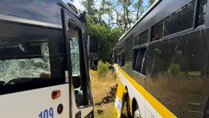 Pri čelnej zrážke dvoch autobusov sa zranilo 47 ľudí