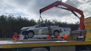 Na diaľnici D2 sa zrazilo auto s kamiónom a nákladiakom, prevrátilo sa na strechu