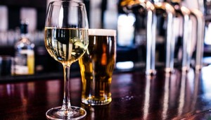 Dieťa v kočiari čakalo na ulici, kým jeho mama a stará mama sedeli v krčme