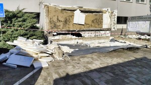 V Komárne sa zrútila strecha Klientskeho centra. Jedna osoba neprežila