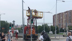 Nehoda ochromila električkovú dopravu v Petržalke. Trakčné vedenie je poškodené