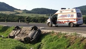 Pri prevrátení auta zomrel mladý vodič