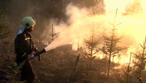 Cestu zavalil hustý dym a plamene! Havarovali autá, 4 zranení