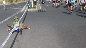 Sagan končí na Vuelte, zranil sa po nehode s motorkou