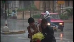 Na Kube hromadné evakuácie a ochromená doprava