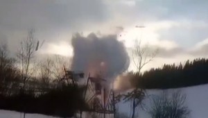 Mládež má nebezpečnú zábavku, sprevádza ju výbuch