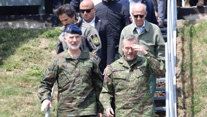 Uvoľnený, priateľský a v maskáčoch. Filip VI. navštívil španielskych vojakov na Lešti