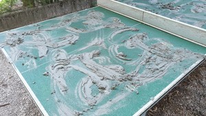 Na bratislavskom sídlisku niekto pravidelne ničí detské ihrisko. Naposledy zalial betónom stolný tenis