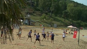 Známe tváre na pláži. JOJkári hrajú volejbal na Domaši