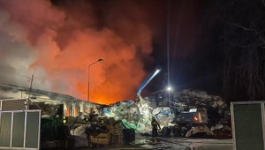 Vo výrobnej hale vypukol veľký požiar, zasahovať museli hasiči z viacerých okresov