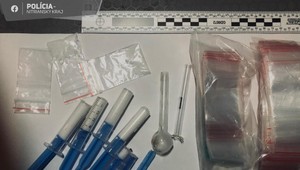 Nadrogovaný a bez vodičáku. Muž ale v aute nesedel sám