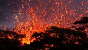 Experti varujú pred erupciami. Sopka Kilauea vyvrhuje polmetrové kamene