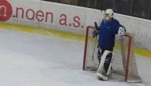 VIDEO. Opitý hokejový brankár. Jeho piruety vás dajú do kolien!