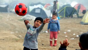 Vypratávanie táborov, Grécko chce do víkendu odsťahovať tisíce utečencov