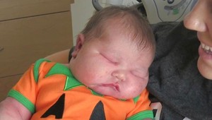 Aj skúsený pôrodník zostal v šoku! Takéto obrovské dieťa sa narodí len výnimočne