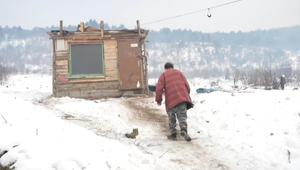 Mesačné dieťa v ohrození života: Podvyživený a podchladený chlapček prežíval v biednej chatrči