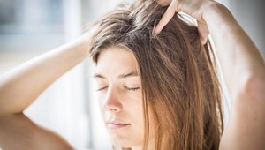 Zbohom rýchlo mastiace sa vlasy! Jediná surovina vás zbaví aj lupín a vypadávania