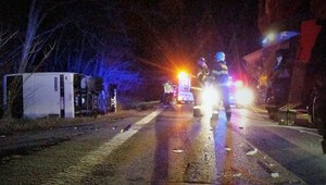 Autobus sa po kolízii s cisternou prevrátil. Viezol 39 ľudí, aj tehotnú ženu