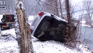 Taxikárka z Banskej Bystrice doplatila na zlé počasie. Zachránil ju až náraz do stromu