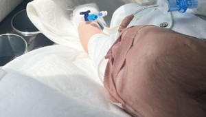 Novorodeniatko ochorelo v dovolenkovom raji, teraz BOJUJE o život