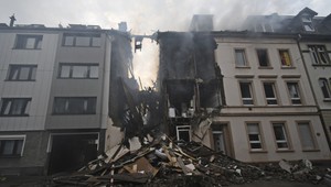 Nočná explózia zdemolovala dom. Zranenia utrpelo 25 ľudí