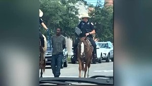 Celý svet ostal pobúrený! Dvaja bieli policajti viedli Afroameričana na povraze ulicou