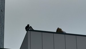 Dráma na streche parkovacieho domu. Muž sa vyhrážal, že skočí