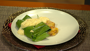 Parená treska v banánovom liste s vyprážnými zelnými rajčinami a horčicovou omáčkou