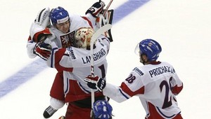 VIDEO. Óóó, to bola rybačka! Mladý Čech vykúpal brankára Kanady