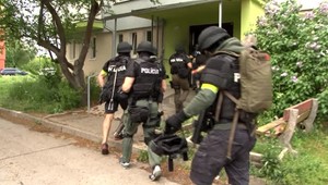 Policajt skončil v putách. Je podozrivý z drogovej činnosti