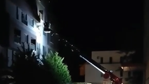 Dráma v Pezinku. Žena sa zabarikádovala v byte a kričala, že ho vyhodí do luftu