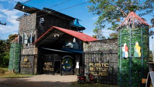 Rodinné domy z PET fliaš: Vyzerajú ako stavby z tehál