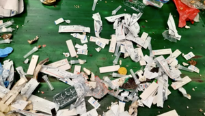 Desiatky pohodených antigénových testov našli v bežnom plastovom odpade.  Niektoré z nich boli dokonca pozitívne