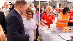 Prvý máj u politikov. Aj bozkávanie pod čerešňou