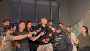 Kontroverzní bratia Tateovci sú opäť v rukách polície