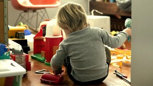 Chlapček (2) sa zamkol sám v byte, vyslobodzovali ho hasiči