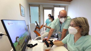 V košickej nemocnici pacientov po porážke rehabilitujú s pomocou robotických prístrojov