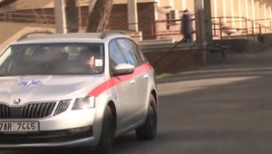 Koronavírus v Česku: Úrady zisťujú, s koľkými ľuďmi mohli prísť nakazení do kontaktu