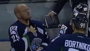 Osudná sekunda! Sitnikovi nešťastne Nagy podrezal krk korčulou