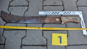 Kuriózny prípad: Na suseda zaútočil mačetou a sekol ho ňou do chrbta