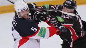 VIDEO. Bitka v Omsku! Pivcakina pred Sigaletom zachránili až rozhodcovia