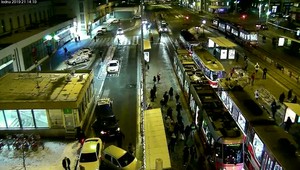 VIDEO: Desivá nehoda v centre Brna. Auto skončilo v zastávke plnej ľudí