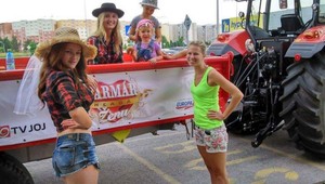 Slováci hľadali traktor s logom Farmár hľadá ženu a vyhrávali!